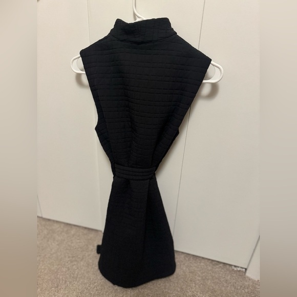 Lululemon Wrap Vest, Black, Size 6 - Picture 2 of 2